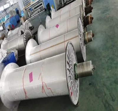 เส้นด้ายที่มีพื้นผิวโค้งงออย่างดีพร้อมหน้าตัดสามเหลี่ยม